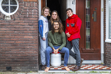 903812 Portret van de studenten Alette, Meike, Joep en Jip bij de voordeur van hun studentenhuis te Utrecht, nadat ze ...